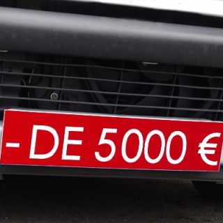 Cache plaque d'immatriculation avantage rouge - de 5000 €