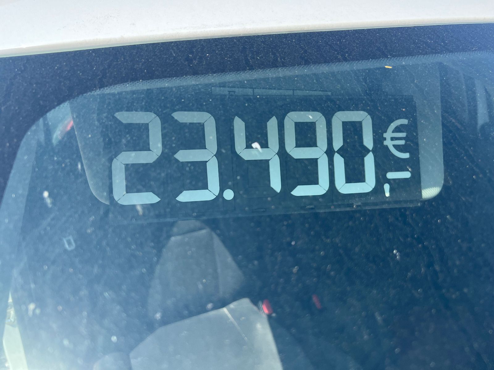 Panneau d'afficahge des prix PRISUNVISOR mis en place sur un pare soleil à commander chez Autosignalétique